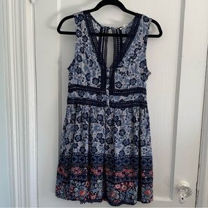 NWT En Crème size M blue floral sleeveless dress with cutout details